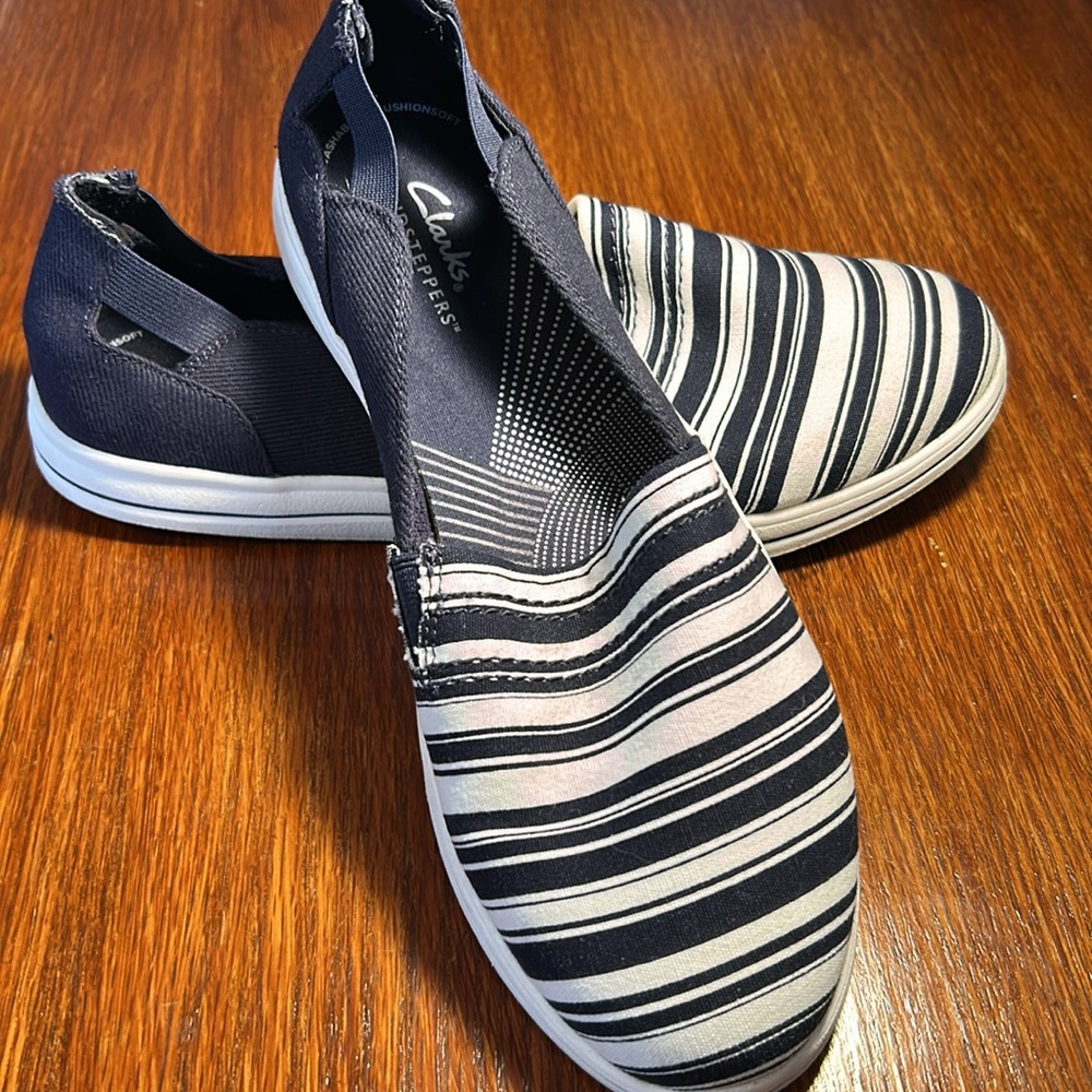 NWOT Clark’s Cloudsteppers Breeze Step Navy & White.Slip on Shoe Sz 8.5